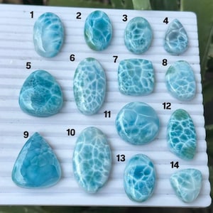 En Larimar Cabochon av en kvalitet, naturlig blå kristall ädelsten, smyckestillverkning, spindellarimarsten, lös sten i havet, utvalda bitar
