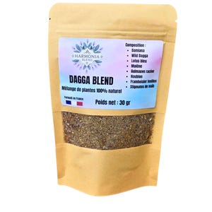以下が含まれることがあります： 乾燥ハーブのブレンドが入ったクラフト紙袋。ラベルには「DAGGA BLEND」と「Mélange de plantes 100% naturel」と記載されています。ダミアナやワイルドダガなどの成分が含まれています。正味重量は30グラムです。