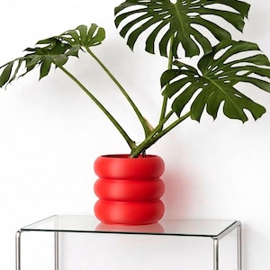 Può includere: Un set di tre tazze in ceramica con finitura opaca e macchiettata. Le tazze sono nei toni del crema, grigio chiaro e grigio scuro. Ogni tazza ha un design semplice e minimalista.