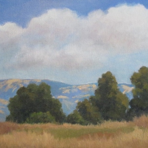 K&ouml;nnte beinhalten: Ein Gem&auml;lde einer Landschaft mit blauem Himmel und wei&szlig;en Wolken. Die Landschaft zeigt ein Feld mit braunem Gras, eine Reihe von dunkelgr&uuml;nen B&auml;umen und eine entfernte Bergkette.