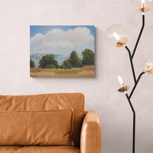 K&ouml;nnte beinhalten: Ein Gem&auml;lde einer Landschaft mit einem bew&ouml;lkten Himmel, gr&uuml;nen B&auml;umen und einem Grasfeld.