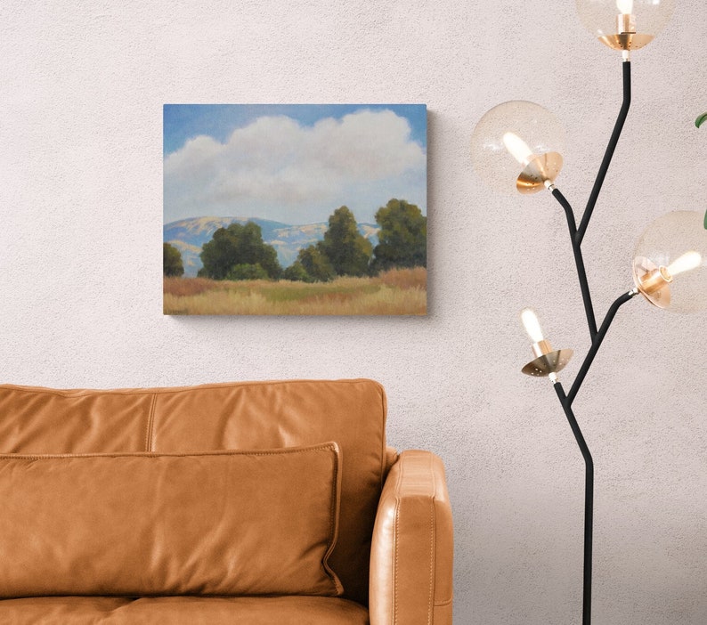 K&ouml;nnte beinhalten: Ein Gem&auml;lde einer Landschaft mit einem bew&ouml;lkten Himmel, gr&uuml;nen B&auml;umen und einem Grasfeld.