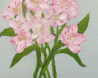 Könnte beinhalten: Ölgemälde eines Blumenstraußes aus rosa Blüten mit grünen Stielen und Blättern. Die Blumen haben ein strukturiertes Aussehen mit sichtbaren Pinselstrichen. Der Hintergrund ist hellblau. Die Signatur des Künstlers, J. Boswell, befindet sich unten rechts.
