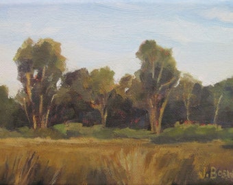 Könnte beinhalten: Ein Gemälde einer Landschaft mit einer Reihe von Bäumen im Hintergrund und einem Feld mit hohem Gras im Vordergrund. Die Bäume sind eine Mischung aus Grün und Braun, und das Gras hat eine goldbraune Farbe. Der Himmel ist hellblau.