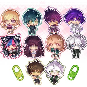 K&ouml;nnte beinhalten: Eine Sammlung von Charakter-Anh&auml;ngern im Chibi-Stil, jeweils mit einzigartigen Haarfarben und Outfits. Die Anh&auml;nger zeigen verschiedene Charaktere, mit gr&uuml;nen Schl&uuml;sselanh&auml;ngern unten. Die Gesamtpalette umfasst Rosa, Lila und Gr&uuml;n.