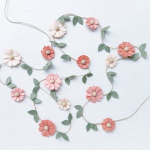 Girlanda z filcu wełnianego Daisy Chain - róż, różowy grejpfrut, pszenica Dwa Groovy/Boho dodatki na imprezę - dekoracje na imprezę w stylu leśnym - dekoracje ścienne Daisy