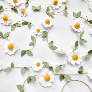 Wool Felt Daisy Chain Garland-Pick Your Color Daisy Two Groovy/ Wild One Party Accessories Woodland Party Decor Daisy Wall Decor Bild 1