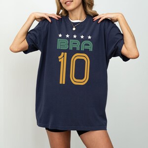 T-shirt personnalisé avec numéro de soutien-gorge de football du Brésil, chemise personnalisée de style maillot de football brésilien, cadeau de fan du Brésil numéro personnalisé image 2