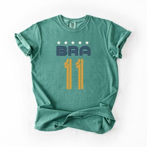 T-shirt personnalisé avec numéro de soutien-gorge de football du Brésil, chemise personnalisée de style maillot de football brésilien, cadeau de fan du Brésil numéro personnalisé image 12