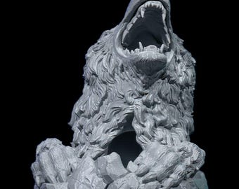 Pode incluir: Escultura cinzenta da cabeça de um urso com a boca aberta, mostrando dentes afiados. O pelo do urso é detalhado e a escultura assenta sobre uma base de rochas. O fundo é preto.