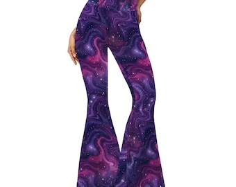 Puede incluir: Pantalones de campana de talle alto con un estampado de galaxia vibrante que presenta patrones de remolinos en púrpura intenso, magenta y negro, acentuados por pequeños puntos blancos que parecen estrellas en toda la tela.