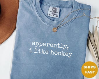 Anscheinend mag ich Hockey-Shirt, Komfortfarben Sport-Humor-Shirt, sarkastisches Hockey-Liebhaber-Geschenk, mutiges Spieltag-Shirt, Goofy Mädchen-Slapshot-Shirt