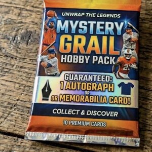 Può includere: Una tazza di ceramica bianca con manico nero e la scritta "But First, Coffee" in nero in grassetto. La tazza è appoggiata su una superficie di legno.