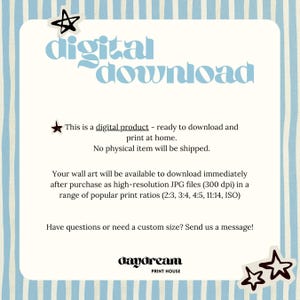 K&ouml;nnte beinhalten: Eine digitale Download-Grafik mit den Worten "digital download" in Hellblau. Der Text besagt, dass es sich um ein digitales Produkt handelt, das zum Herunterladen und zu Hause ausdrucken bereit ist. Das Bild enth&auml;lt das Logo "daydream print house".
