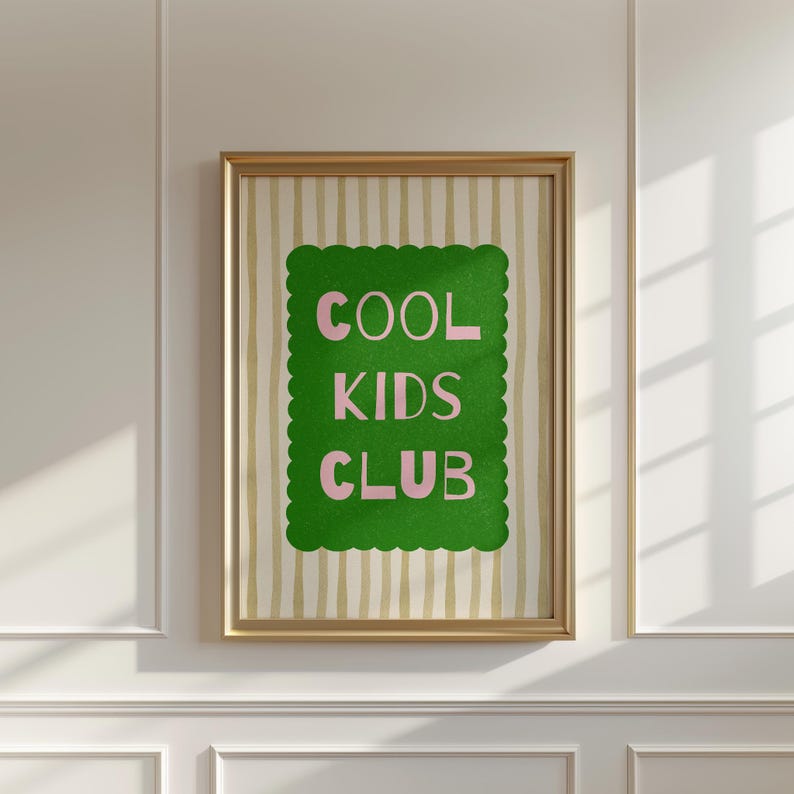 K&ouml;nnte beinhalten: Ein gerahmter Druck mit dem Text "COOL KIDS CLUB" in rosa Buchstaben auf einem gr&uuml;nen Hintergrund mit gewelltem Rand. Der Hintergrund hat vertikale beige Streifen. Der Rahmen ist goldfarben.