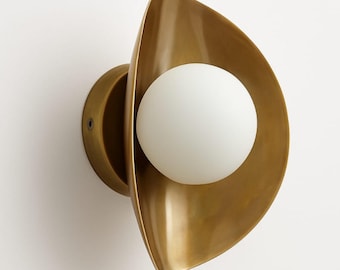 Moderne Messing Wandleuchte, Mid Century Globe Leuchte, minimalistische Nachttischlampe
