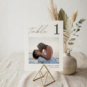 Puede incluir: Un juego de tres tazas de cerámica con un acabado moteado y mate. Las tazas son de color crema, gris claro y gris oscuro. Cada taza tiene un diseño simple y minimalista.