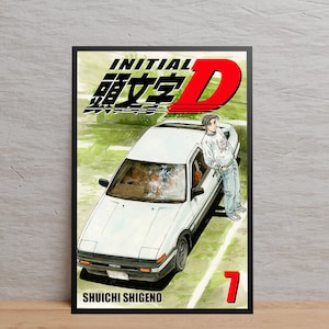 Puede incluir: Impresión enmarcada del manga Initial D con un coche blanco y un personaje apoyado en él. El título está en japonés y en rojo, con el número 7 en rojo. El nombre del autor, Shuichi Shigeno, está en la parte inferior.