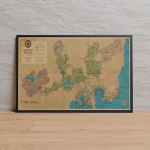 Puede incluir: Mapa enmarcado de la isla Great Bear, con una estética vintage. El mapa muestra la topografía de la isla en tonos verdes, marrones y azules, con ubicaciones etiquetadas y una rosa de los vientos. El mapa está encerrado en un marco negro.