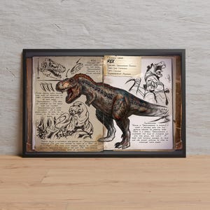 Puede incluir: Obra de arte enmarcada que presenta una ilustración detallada de un Tyrannosaurus Rex, con bocetos y notas manuscritas. La obra incluye la palabra "REX" y otros textos. El dinosaurio está representado en tonos marrones, verdes y rojos.