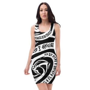 Könnte beinhalten: Ein ärmelloses Tank-Kleid mit einem auffälligen, kontrastreichen schwarz-weißen Grafikmuster. Das Design besteht aus wirbelnden, abstrakten Formen und stilisierten, tribal-inspirierten Motiven, die das Kleid in einem fließenden Muster umhüllen.