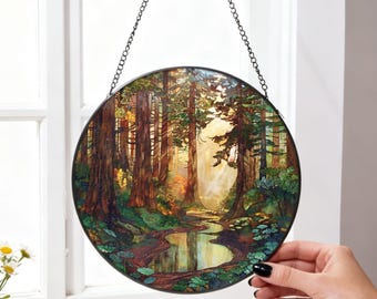 Łapacz słońca z witrażem "Słoneczny Las", ręcznie robiony łapacz słońca z czerwonego drewna, zawieszka na okno w kształcie lasu, prezent na parapetówkę, dekoracja leśna