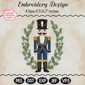 Könnte beinhalten: Ein Stickdesign mit einem Nussknacker-Soldaten in blauer Uniform, schwarzen Stiefeln und einem schwarzen Hut. Das Design ist von einem grünen Kranz mit weißen Beeren umgeben. Der Text lautet "Embroidery Design" und "4 Größen: 10, 12, 15, 18 cm".