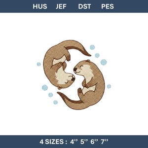 Peut inclure: Motif brodé de deux loutres brunes nageant en cercle, avec des bulles bleu clair. Les loutres ont des visages souriants et sont dans une pose ludique. Le texte en bas indique "4 TAILLES : 4" 5" 6" 7"" (10.16cm, 12.7cm, 15.24cm, 17.78cm)