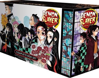 Puede incluir: Un juego de caja completo de la serie de manga "Demon Slayer: Kimetsu no Yaiba". La caja presenta ilustraciones coloridas de personajes de la serie, incluidos Tanjiro Kamado y Nezuko Kamado. El juego de caja incluye múltiples volúmenes del manga.