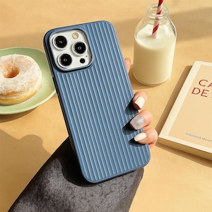 Funda para iPhone con diseño ondulado corrugado: delgada, mate y resistente a los golpes.