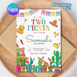 Op de afbeelding: Een kleurrijke uitnodiging voor een tweede verjaardagsfeest met het thema Two Fiesta. Het ontwerp bevat een gitaar, sombrero, maracas en cactussen. De tekst luidt "It's Time Two Fiesta" en bevat de naam "Samuel's" en feestdetails.