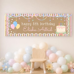 Może przedstawiać: Prostokątny baner urodzinowy z brązowym środkiem, pasiastymi obramowaniami i pastelowymi girlandami. Zawiera napis 'happy 8th birthday' oraz 'Elisha Astrid' białą czcionką, a także grafikę przedstawiającą trzy balony i tort urodzinowy.