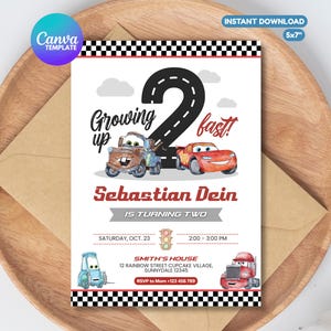 Può includere: Un invito di compleanno con auto dei cartoni animati e il testo "Growing up fast!" e "Sebastian Dein is turning two." Il design include un grande numero 2, nuvole e un bordo a scacchi. Download immediato di 12,7 x 17,8 cm.