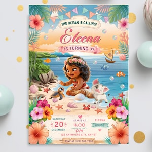 Puede incluir: Una tarjeta de invitación de cumpleaños con una niña de dibujos animados con cabello rizado, un cerdito y una tortuga marina en una playa. El texto dice THE OCEAN IS CALLING! Eleena IS TURNING 7! SATURDAY 20 DECEMBER 4:00 PM ELEENA HOUSE.
