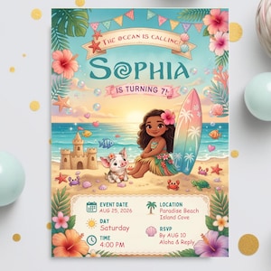 Könnte beinhalten: Eine rechteckige Geburtstagseinladungskarte mit einer tropischen Strandszene, einem Mädchen, einem Ferkel, einer Sandburg und einem Surfbrett. Der Text lautet: The Ocean Is Calling! Sophia Is Turning 7! Event Date Aug 25, 2026, Saturday, 4:00 PM, Location Paradise Beach Island Cove, RSVP By Aug 10 Aloha & Reply.
