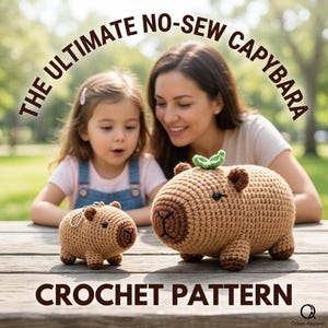 Op de afbeelding: Afbeelding van een haakpatroon met twee bruine capybara-knuffels, een grote en een kleine. De grotere capybara heeft een groen blad detail. Tekst luidt "THE ULTIMATE NO-SEW CAPYBARA" en "CROCHET PATTERN".