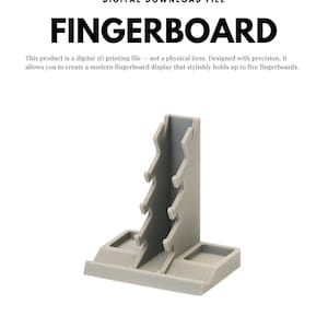 Pode incluir: Um expositor de fingerboard cinza claro, projetado para guardar até cinco fingerboards. O texto "FINGERBOARD" é exibido em negrito, em preto. O produto é um arquivo de impressão 3D digital.
