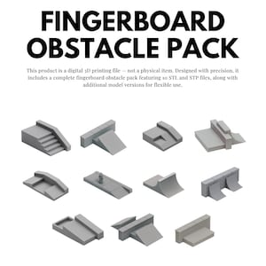 Può includere: Un file di download digitale con un pacchetto di ostacoli per fingerboard. L'immagine mostra vari ostacoli grigi stampati in 3D, tra cui scale, rampe e sporgenze. Il testo "FINGERBOARD OBSTACLE PACK" è in alto. Il prodotto è un file di stampa 3D digitale.