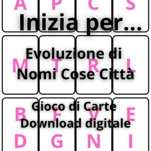 Può includere: Un tabellone bianco con bordo viola presenta il testo "Inizia per..." e "Evoluzione di Nomi Cose Città" in nero. Sono visibili anche le parole "Gioco di Carte Download digitale". Le lettere rosa sono disposte sul tabellone.