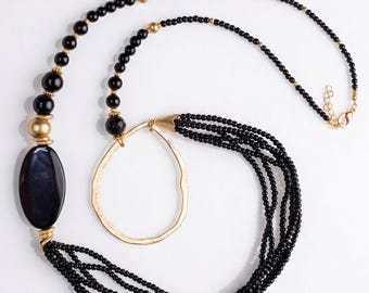 Collar de cuentas de múltiples hebras, aro dorado, ónix negro, joyería llamativa de 99 cm.