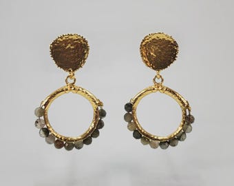 Pendientes de aro con cuentas bañadas en oro • Perno martillado, piedra natural