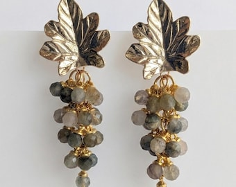 Pendientes artesanales con forma de racimo de uvas: hoja de arce chapada en oro, cuentas de ágata y cuarzo.