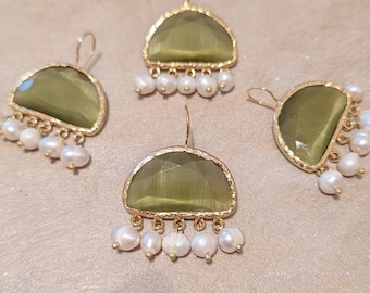 Pendientes colgantes de perlas hechos a mano en latón chapado en oro – Colgante de gema verde