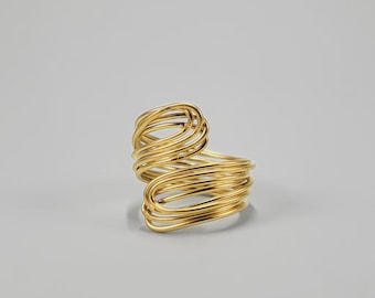 Anillo espiral envuelto en alambre de oro • Joyería moderna y llamativa