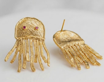 Pendientes de medusa hechos a mano en latón chapado en oro con tachuelas de circonita roja