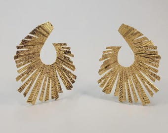Pendientes de abanico con rayos de sol dorados / Pendientes de latón texturizado