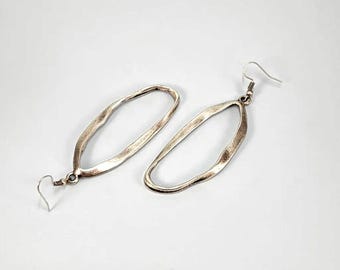 Pendientes colgantes abstractos de plata • Aros ovalados orgánicos
