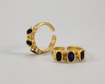 Anillo de tres piedras de latón bañado en oro • Ajustable, esmeralda y azul marino