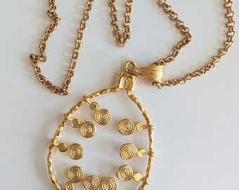 Collar con colgante en espiral chapado en oro hecho a mano, joyería artesanal estilo boho chic, cadena de 50 cm.