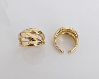 Anillo llamativo de acero chapado en oro brillante y grueso, con banda ajustable de varias filas.